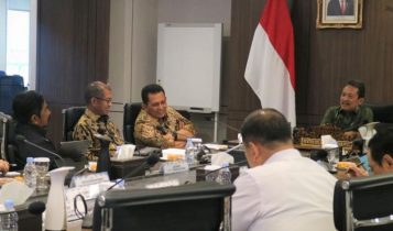 Menteri Kelautan dan Perikanan KKP Sakti Wahyu Trenggono bertemu dengan Gubernur Kepri Ansar Ahmad di Jakarta Selasa 25 10 2023 membahas skema peningkatan PNBP dari Izin Pemanfaatan Pasir Laut IPPL Menteri Kelautan dan Perikanan (KKP) Sakti Wahyu Trenggono bertemu dengan Gubernur Kepri Ansar Ahmad di Jakarta Selasa (25/10/2023), membahas skema peningkatan PNBP dari Izin Pemanfaatan Pasir Laut (IPPL) serta Kampung Nelayan Modern di Kepri. (Foto: Doc-Kominfo Kepri)