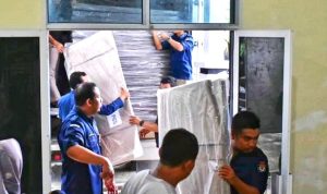 Pegawai dan Komisioner KPU Bintan sedang memasukan bilik suara ke gudang logistik di Kantor KPU Bintan, Jalan Tata Bumi, Ceruk Ijuk, Kecamatan Toapaya. (Foto: KPU Bintan/Presmedia.id)