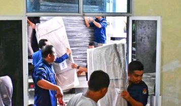 Pegawai dan Komisioner KPU Bintan sedang memasukan bilik suara ke gudang logistik di Kantor KPU Bintan, Jalan Tata Bumi, Ceruk Ijuk, Kecamatan Toapaya. (Foto: KPU Bintan/Presmedia.id)