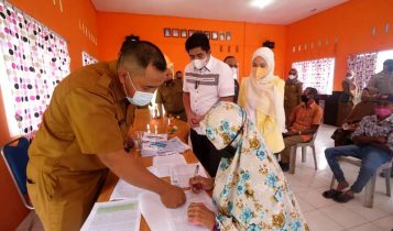 Pembagian BLT Lansia Tahap Pertama beberapa waktu lalu. BLT Tahap kedua akan diserahkan di Oktober 2023 ini. (Foto: Diskominfo/Presmedia.id)