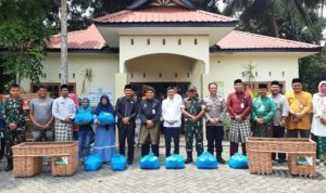 Penjabat (Pj) Wali Kota Tanjungpinang, Hasan bersama perangkat Camat Tanjungpinang Timur dan warga kurang mampu (Foto: Roland/ Presmedia)