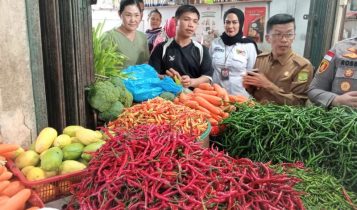 Penjabat (Pj) Wali Kota Tanjungpinang, Hasan, saat melakukan sidak dan pemantauan harga dan persediaan bersama Forkopimda di Pasar Bintan Center Tanjungpinang (Foto: Diskominfo Tanjungpinang)