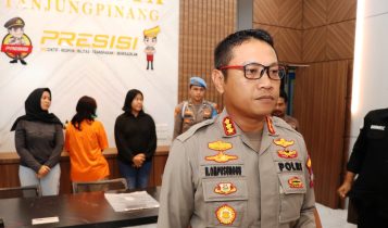 Penyidik PPA Satreskrim Polresta Tanjungpinang membawa terduga pelaku Nf untuk diperiksa atas dugaan mucikari yang menyalurkan anak dibawah Umur menjadi PSK di Tanjungpinang. (Foto: Roland/ Presmedia)
