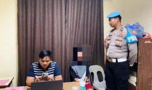 Penyidik Satresnarkoba sedang memeriksa pelaku pengedar narkoba di Mako Polres Bintan. (Foto: Polres Bintan/Presmedia.id)