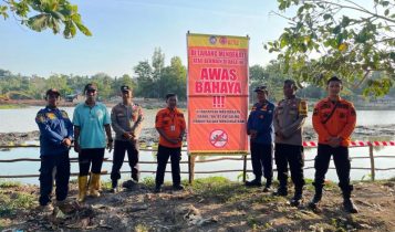 Petugas BPBD Bintan memasang larangan dan himbauan agar warga tidak beraktivitas di Waduk Kolam Retensi. (Foto: BPBD Bintan/Presmedia.id)