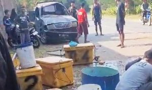 Pickup Toyota warna hitam yang terguling di Kawal, Kecamatan Gunung Kijang. (Foto: Tangkapan layar video yang dikirimkan warga/Presmedia id)