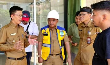 Pj.Wali Kota Tanjungpinang dan Kadis PUPR saat melakukan peninjauan titik banjir di Tanjungpinang, Selasa (24/10/2023) (Foto: Roland/Presmedia.id)