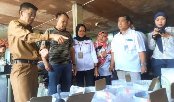 Pj.Wali Kota Tanjungpinang saat melakukan sidak beras di toko Adil Pj.Wali Kota Tanjungpinang saat melakukan sidak beras di toko Adil (Foto: Roland/Presmedia.id)