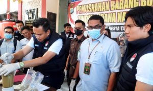 Polresta Tanjungpinang bersama PN Tanjungpinang, BC, dan Kejari Tanjungpinang melakukan pemusnahan. (Foto: Roland/Presmedia.id)