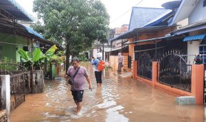 Puhan rumah di kawasan perumahan Taman Harapan Indah jalan DI.Panjaitan kota Tanjungpinang terendam banjir akibat hujan deras yang melanda kota Tanjungpinang