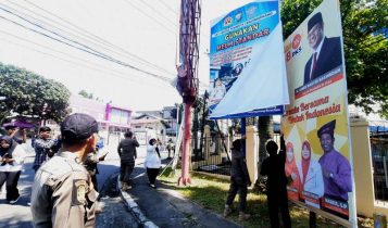 Salah satu APS Bacaleg DPRD Tanjungpinang dari Partai PAN yang ditertibkan Bawaslu dan Satpol PP Salah satu APS Bacaleg DPRD Tanjungpinang dari Partai PAN yang ditertibkan (Foto: Roland/ Presmedia.id)