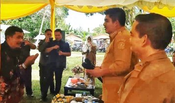 Salah seorang petani Bintan Dede menyampaikan keluh kesahnya terkait BBM bersubsidi ke Bupati Bintan Roby Kurniawan disaksikan oleh Kepala DKPP Bintan Khairul dalam acara Sarasehan Petani Bintan Salah seorang petani Bintan Dede, menyampaikan keluh kesahnya terkait BBM bersubsidi ke Bupati Bintan Roby Kurniawan disaksikan oleh Kepala DKPP Bintan Khairul dalam acara Sarasehan Petani Bintan di Halam Kantor DKPP Bintan, Km 18, Kelurahan Gunung Lengkuas. (Foto: Hasura/Presmedia.id)