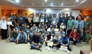 Seluruh Peserta UKJ-AJI melakukan sesi foto bersama dengan penguji, panitia, dan administrasi penguji. (Foto: AJI Tanjungpinang)