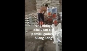 Tangkapan video viral Pekerja ginag beras di Tanjungpinang saat mengoplos mengganti kemas beras Bulog menjadi Beras premium merk Pera Super berlogo Rumah Gadang. (Foto-Dok Presmedia) 