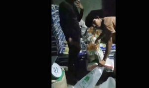 Tangkapan video Viral dua orang Pekerja saat mengganti kemas beras Bulog menjadi Beras premium merk Pera Super berlogo Rumah Gadang.