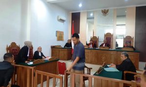 Terdakwa Bima Al Fajri, meninggalkan persidangan usai menjalani persidangan di PN Tanjungpinang. (Foto: Roland/ Presmedia)