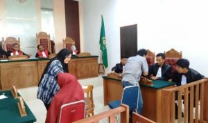 Tiga terdakwa meninggalkan persidangan usai divonis hakim PN Tanjungpinang (Foto: Roland Presmedia)