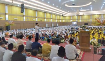Ustaz Syamsuddin Nur Makka dari Jakarta dalam tausiyahnya mengangkat tema Meneladani Rasulullah SAW Sebagai Guru Sepanjang Masa.
