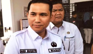 Wakil Bupati Bintan Ahdi Muqsith saat memberi keterangan pada media usai menyaksikan Sispamkota yang di gelar Polres Bintan itu di halaman Kantor KPU Bintan (Foto: Hasura/Presmedia.id)