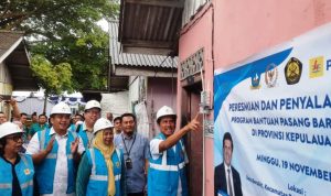 Anggota Komisi VII DPR RI Asman Abnur bersama Bupati Bintan, Anggota DPRD Kepri dan lainnya melakukan penyalaan listrik secara simbolis. (Foto: Roland/ Presmedia.id)