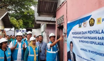 Anggota Komisi VII DPR RI Asman Abnur bersama Bupati Bintan Anggota DPRD Kepri dan lainnya melakukan penyalaan listrik secara simbolis Anggota Komisi VII DPR RI Asman Abnur bersama Bupati Bintan, Anggota DPRD Kepri dan lainnya melakukan penyalaan listrik secara simbolis. (Foto: Roland/ Presmedia.id)
