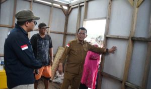 Ansar Tinjau Proyek Pembangunan Rumah Suku Laut di Desa Tajur Biru Tinjau.