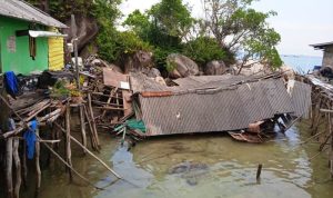 Bagian Dapur Rumah warga Desa Sebong Lagoi roboh dihantam ombak tinggi. (Foto: BPBD Bintan/Presmedia.id)