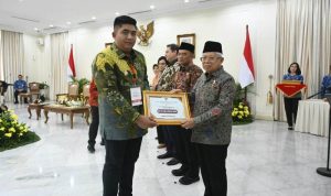 Berhasil tangani kemiskinan ekstrem, Bupati Bintan Roby Kurniawan, menerima apresiasi dan penghargaan langsung dari Wakil Presiden Republik Indonesia KH Maâ€™ruf Amin. (Foto: Doc-Kominfo Bintan)