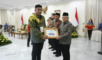 Berhasil tangani kemiskinan ekstrem Bupati Bintan Roby Kurniawan menerima apresiasi dan penghargaan langsung dari Wakil Presiden Republik Indonesia KH Maruf Amin Berhasil tangani kemiskinan ekstrem, Bupati Bintan Roby Kurniawan, menerima apresiasi dan penghargaan langsung dari Wakil Presiden Republik Indonesia KH Ma’ruf Amin. (Foto: Doc-Kominfo Bintan)