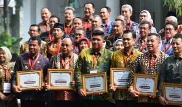 Bupati Bintan Roby Kurniawan bersama Kepala daerah se Indonesia yang mendapat apresiasi dari Pemerintah Pusat karena berhasil Menurunkan Kemiskinan Ekstrim Bupati Bintan Roby Kurniawan bersama Kepala daerah se-Indonesia yang mendapat apresiasi dari Pemerintah Pusat karena berhasil Menurunkan Kemiskinan Ekstrim.(Foto Diskominfo Bintan)