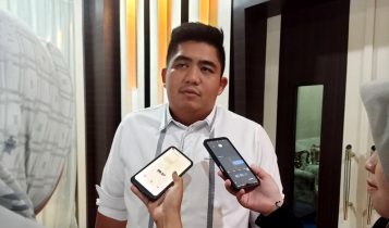 Bupati Bintan Roby Kurniawan saat memberi tanggapan pada Wartawan di kantor Bupati Bintan Bupati Bintan Roby Kurniawan saat memberi tanggapan pada Wartawan di kantor Bupati Bintan. (Foto: Hasura/ Presmedia.id)