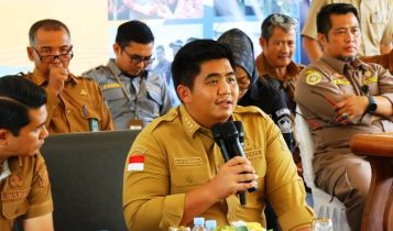 Bupati Bintan Roby Kurniawan saat menggelar sarasehan dengan Petani Bintan Bupati Bintan Roby Kurniawan saat menggelar sarasehan dengan Petani Bintan. (Foto: Diskominfo/Presmedia.id)