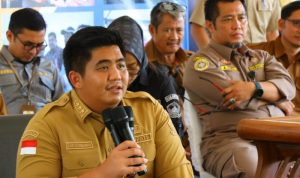 Bupati Bintan Roby Kurniawan. dan kepala dinas PUPR Bintan Wan Affandi. (Foto: Diskominfo/ Presmedia.id)