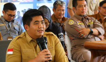 Bupati Bintan Roby Kurniawan. dan kepala dinas PUPR Bintan Wan Affandi. (Foto: Diskominfo/ Presmedia.id)