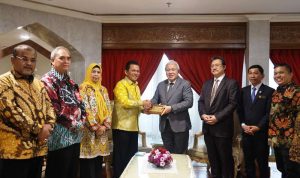 Gubernur Kepulauan Riau (Kepri) H.Ansar Ahmad berkunjung dan bertemu dengan Timbalan Premier Menteri Sumber Asli dan Pembangunan Bandar II serta Menteri Perdagangan Antarabangsa, Industri, dan Pelabuhan Sarawak, YB Datuk Amar Haji Awang Tengah bin Ali Hasan di Kantor Premier Sarawak-Malaysia Selasa (07/11/2023).