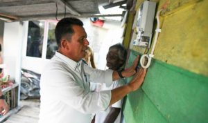 Gubernur Kepri saat meresmikan aliran Listrik baru warga dalam program Kepri Terang di sejumlah pulau di Kepri (Foto: Doc-Kominfo Kepri)