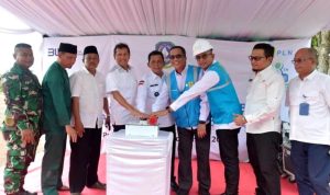 Gubernur Kepulauan Riau Ansar Ahmad meresmikan Pembangkit Listrik Tenaga Surya (PLTS) dan Bantuan Pasang Baru Listrik (BPBL) proyek PLN di Pulau Panjang, Kota Batam Rabu (1/11/2023).