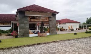 Salah satu hotel di Batu Licin Wacopek yang disebut milik PT.Sun Resort (Foto: Hasura/Presmedia.id)