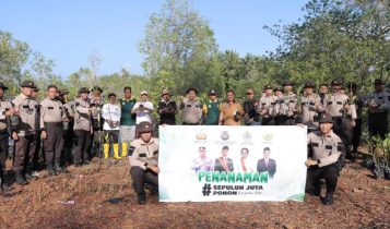 Ikut gerakan nasional melestarikan lingkungan melalui penanaman sepuluh juta pohon bersama Polri. Polres Lingga melakukan penanaman 500 pohon mangrove di pantai Desa Tanjung Harapan Singkep Barat Kabupaten Lingga Rabu (15/11/2023).