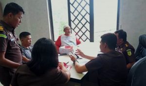 Jaksa penuntut Umum Kejaksaan Tinggi Kepri, saat memeriksa tersangka tunggal kasus Korupsi Hibah Bansos ketua LSM.Forkot Wan Sofian dari penyidik Polda Kepri