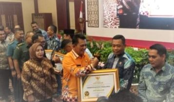 Kepala Dinas Kominfo Lingga Izjumadillah saat menerima anugerahan Informtif KIP Tahun 2023 di di Aula Wan Seri Beni Kepulauan Riau Kepala Dinas Kominfo Lingga Izjumadillah saat menerima anugerahan Informtif KIP Tahun 2023 di di Aula Wan Seri Beni Kepulauan Riau Kamis, (23/11/2023).
