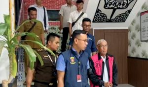 Kepala Seksi Pidana Khusus (Kasi Pidsus) Kejari Bintan, Fajrian Yustiardi saat menggiring penahanan mantan kades Berakit Mnt setelah ditetapkan sebagai tersangka korupsi penjualan tanah aset desa. (Foto: Kejari Bintan/ Presmedia.id)