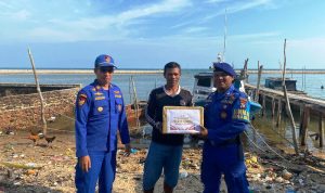 Kepolisian Resor Lingga, menggelar Bhakti Sosial (Baksos) menanam pohon sebanyak 50 Pokok di Polsek Singkep Barat dan membagikan sembako kepada penduduk pesisir di Lingga. (Foto: Humas Polres Lingga)