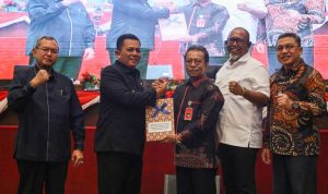Ketua DPRD Kepri Jumaga Nadeak didampingi wakil ketua DPRD meneyrahkan Dokumen Perda APBD 2024 yang telah disahka ke Gubernur Kepri