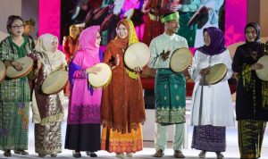Ketua Dekranasda Provinsi Kepulauan Riau, Hj. Dewi Kumalasari Ansar bersama dengan Ketua Harian Dekranasda Provinsi Kepri Aries Fahriandi, Ketua Dekranasda Kepri periode 2005-2010 Aida Ismeth dan ibu-ibu Forkopimda saat membuka Dekra Fest Provinsi Kepulauan Riau 2023.
