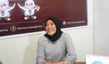 Komisioner KPU Kota Tanjungpinang Bidang Sosialisasi Pendidikan Pemilih dan Partisipasi Masyarakat, Novira Damayanti. (Foto: Roland/ Presmedia.id)
