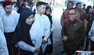 Menteri Pendayagunaan Aparatur Negara dan Reformasi Birokrasi (PANRB) Abdullah Azwar Anas dan Plt.BKN saat meninjau pelaksanaan Tes CASN 2023 di kantor Badan Kepegawaian Negara (BKN). (Foto: Dok-Menpan RB) Menteri Pendayagunaan Aparatur Negara dan Reformasi Birokrasi (PANRB) Abdullah Azwar Anas dan Plt.BKN saat meninjau pelaksanaan Tes CASN 2023 di kantor Badan Kepegawaian Negara (BKN). (Foto: Dok-Menpan RB)