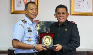 Pamit Pindah tugas Komandan Lanud Raja Haji Fisabilillah Tanjungpinang Kolonel Nav Arief Budiman menerima Cendramata dari Gubernur Kepri Pamit Pindah tugas, Komandan Lanud Raja Haji Fisabilillah Tanjungpinang Kolonel Nav Arief Budiman menerima Cendramata dari Gubernur Kepri