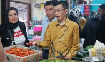 Penjabaat Walikota Tanjungpinang Hasan Sos saat melakukan pengecekan Harga Bahan Pokok termasuk Cabe ke Pasar Bintan Center Penjabaat Walikota Tanjungpinang Hasan Sos saat melakukan pengecekan Harga Bahan Pokok termasuk Cabe ke Pasar Bintan Center