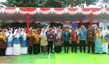 Penjabat Wali Kota Tanjungpinang, Hasan Sos, foto bersama sejumlah guru, usai membuka Pentas Seni siswa di SMPN 7 Tanjungpinang.
